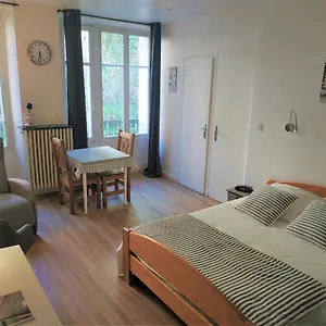 https://joli-studio-calme-parking-proche-thermes-et-centre.hotels-rhonealpes.com